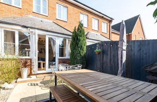 Modern and Spacious Home From Home 1 mile from M1 - with Netflix, Prime Video, PS5, free parking, superfast WiFi, BBQ - Sleeps 11 - By Brightleap Apartments - Foto 50