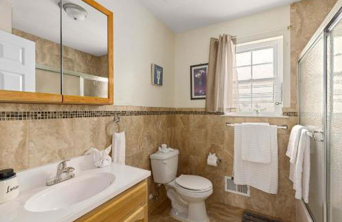 Newark Gem Ruby 3BR, 3BA - Sleeps 14 - Walk to Prudential Center and Newark Penn Station, Near EWR and American Dream Mall, includes Parking - WiFi - Laundry - Backyard - Gym - Foto 12