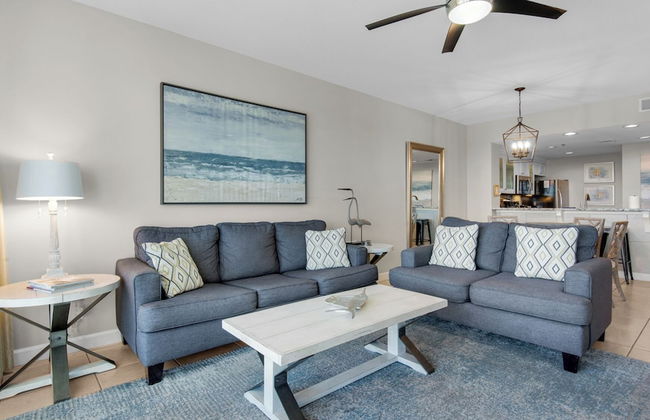 Spacious 2BR Condo w/ Partial Gulf Views, Pool, Across the Street From Beach! - Foto 20