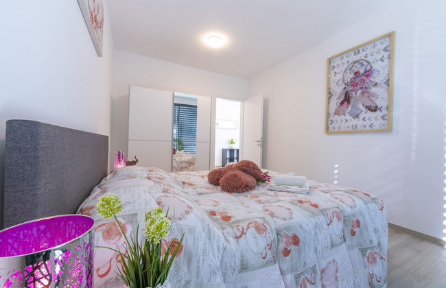 Charming Home - Photo 2