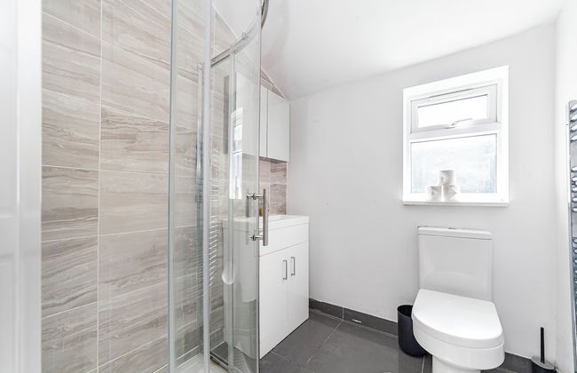 Spacious & Chic 3bed House in London - Photo 42