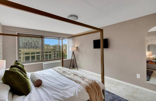 Large 3 bedroom Family Suite, Private Balcony, 5 min to DCA, Gym, Pool and more! - Photo 18
