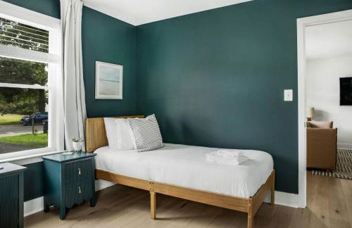 Walk to the Beach & Town | Stylish Beach Home - Foto 25