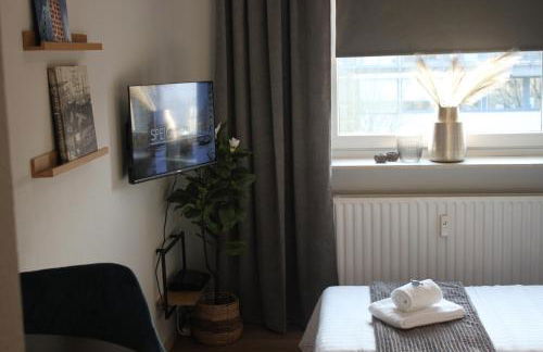 R B Apartment Hamburg Duo - perfekt für Monteure - Küchenzeile - Smart TV - Bad mit Toilette und Dusche auf dem Flur gegenüber des Zimmers zur Alleinnutzung - Foto 16