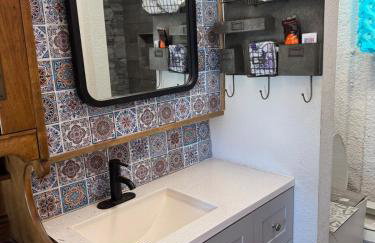 Stylish Container Home near 3 lakes and wineries - Photo 5