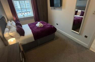 City Centre 4 Bedroom Apartment with Terrace Sleeps 10 by StaySavvy Accommodation - Foto 23