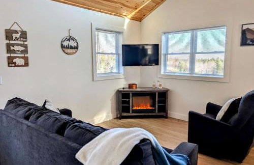 Spacious Cabin Complex with Flanders Pond Access, Ideal for Group Getaways, Located Near Sullivan, Maine - Photo 15