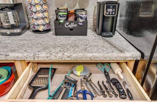 NEW! Shenandoah family & dog friendly cabin - 5 min walk river with private river access, BBQ, playground, fire pit - Foto 63