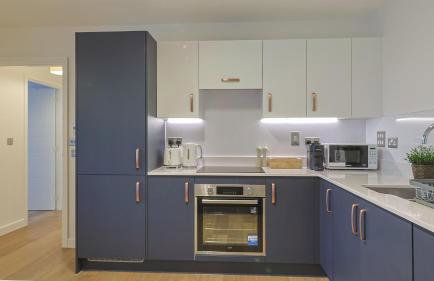 2-Bedroom Modern apt with Gym, roof terrace, Free Parking and 3 min walk to train st - Foto 6