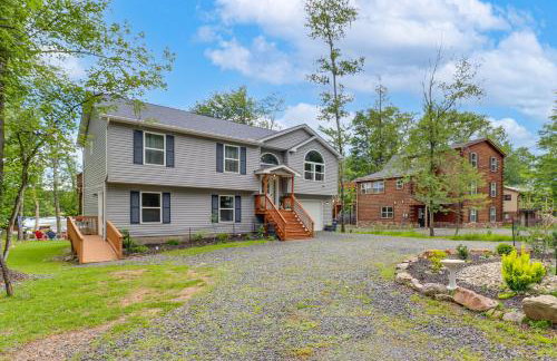 Lakefront Pocono Retreat w/ Hot Tub & Movie Hub - Foto 46