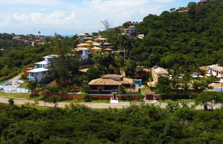 Belíssima Casa com extensa área externa - piscina, sauna, churrasqueira e campo de futebol - com 5 suítes e a 500 metros da Rua das Pedras - Foto 5