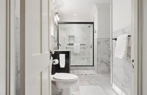 Stylish Mountain Retreat with Sunroom and Pergola - Foto 54