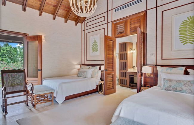 Magnificent Eight Bedroom Holiday Home - Photo 26