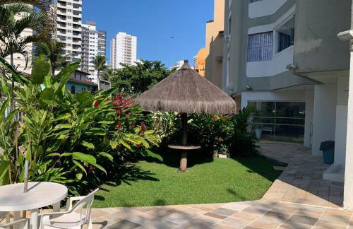 Apartamento Praia das Astúrias, 2 minutos de caminhada para praia, piscina, garagem demarcada, cama Queen - Foto 16