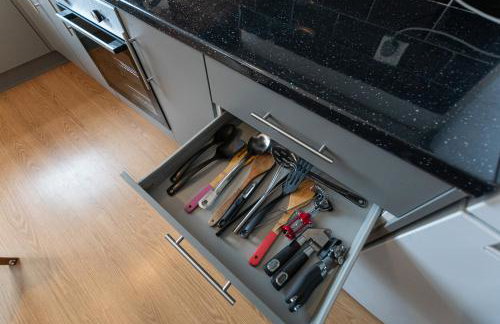 Comfy 2BR Home in Leigh Ideal for Families & Work Stays Sleeps 4 - Photo 6