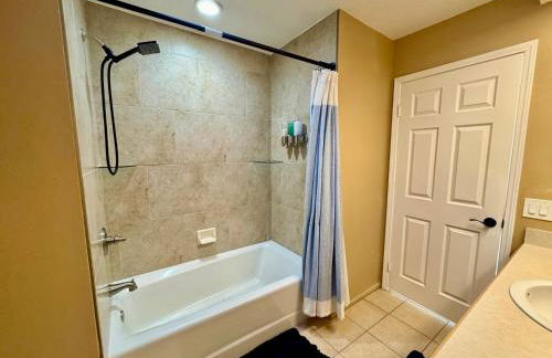 Epic Views, Huge House, Acres of J-Trees to explore, Hot Tub, Pool, AC, and Mini-Golf - Foto 55