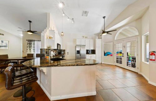 Ultimate Vacation: A Luxurious Oasis with a Pool! - Foto 38