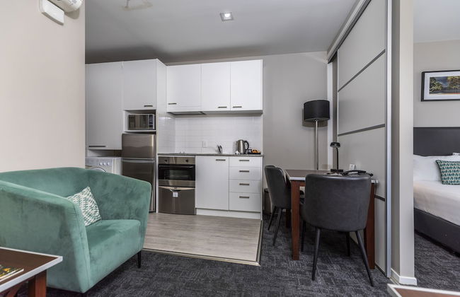 Quest on Queen - Photo 8