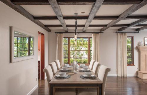 Mediterranean Beauty with Rooftop Deck and Views - Foto 51