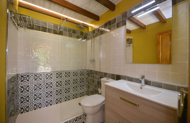 Piscina climatizada y cubierta 365 dias en Casa Rural con Encanto El Puentuco una de las casas mas valoradas de Cantabria - Foto 24