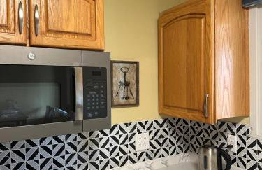 Forget Me Not Home by Airport Upstairs with Deck - Foto 17