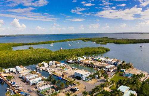 Tiny Home on Waterfront, Bay Views, Deck, Pool - Photo 26