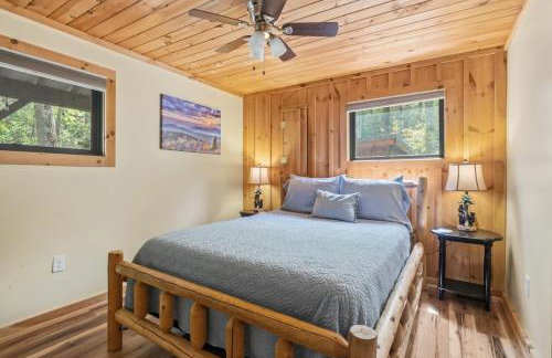 Sitting Bear Cottage with Hot Tub - Photo 6