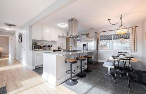 Light-filled retreat w hot tub & firepit - Foto 14