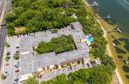 Calm Waterside Condo - Views, Pool & Family Fun - Foto 17