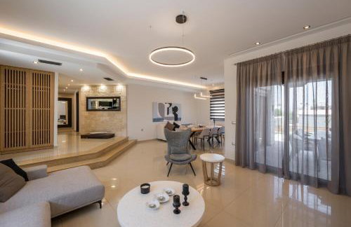 Villa Wisdom - Elegant & Homely with Pool, Galatas - Photo 20