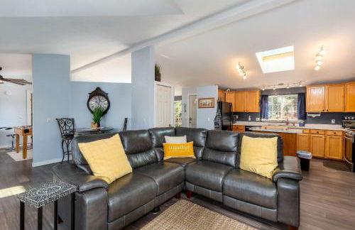 Charming 3-Bedroom Home in Bend with Hot Tub Game Room & Spacious Family Dining - Foto 1