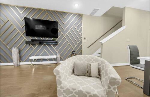 Gray Lux Hse 3BR 3 and half Ba MedCenter DownTWN HotTub - Photo 25