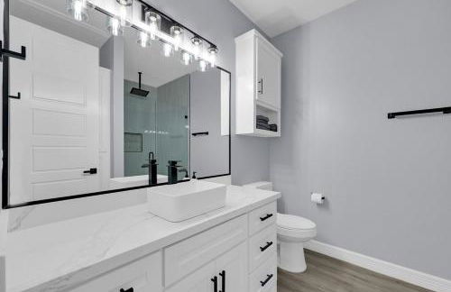 Relax and Unwind in this Modern Spacious Townhome - Foto 14