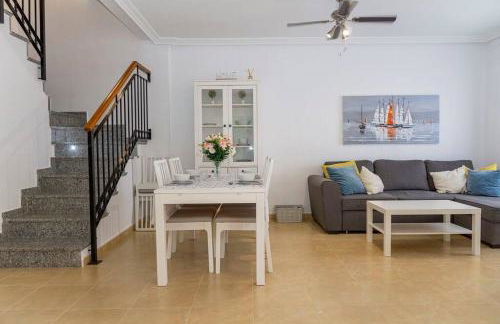 Beautiful 3 Bed Townhouse with landscaped communal pool area - Foto 34