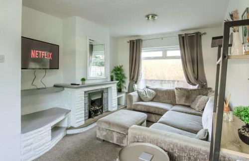 Modern 2BR Home in SK14, WIFI, Parking, Sleeps 5 - Foto 1