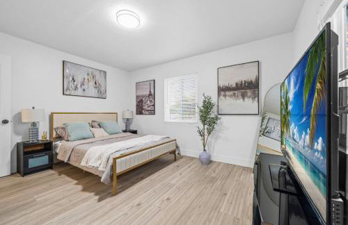 Entire Private Home with 4 Bedrooms 2 Bathrooms, Hot Tub, King Bed, 80 TV, Gated Yard, Ranch Style, Available Now - Foto 13