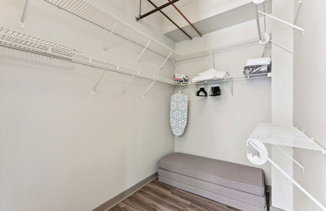 Spacious 2BR Downtown Retreat - Photo 45