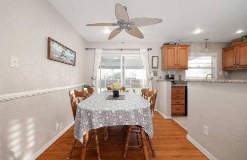 Walk to the Beach Private Backyard and Fire Pit - Foto 17