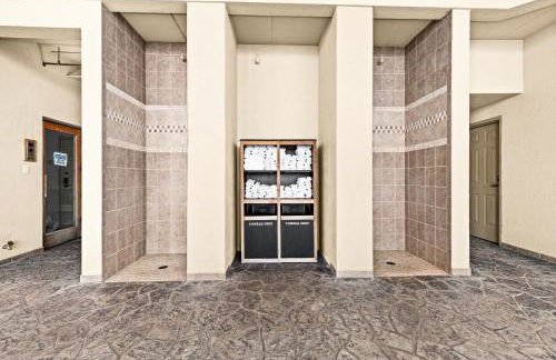 Whispering Pines Lake Views Studio 2 Queen Beds, Heated Pool and Hot Tub - Foto 3