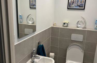 Three-bedroom modern family home by the pond with free parking - Photo 26