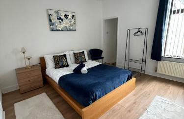 Cozee 2-bed in WV11 ideal for long work stays & relocation cls to New cross hospital M54&M6 - Photo 1