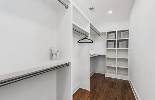 Modern Luxury with Rooftop Deck, 3 mi to Downtown - Foto 17