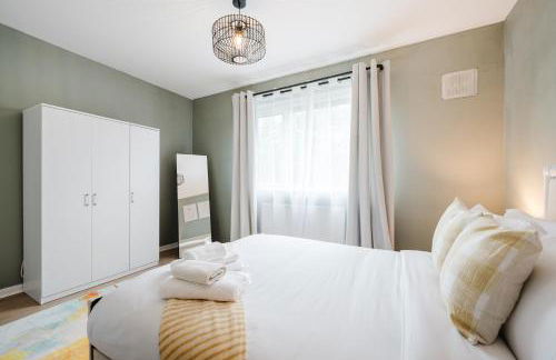 Modern 2 Bedroom House with Parking - Photo 11