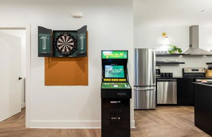 Dual Bachelor Pads w/ Rooftop Lounge & Games Sleeps 26 5 Min to Broadway - Foto 26