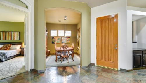 Luxe Couples Retreat with Pool and Outdoor Kitchen! - Foto 4