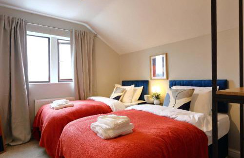 Spacious Dewsbury Home, 8 beds, sleeps 10, Free Parking and Wifi, 3 TVs, Close to motorways - Foto 7