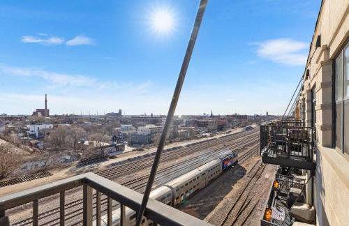 Modern Historic Loft 19ft Ceilings, Gym, Heated Parking, Skyline Views, Balcony - Foto 34