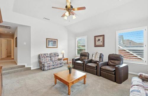 Lewisville Luxe Pool Getaway - Patio BBQ TV Room - Foto 23