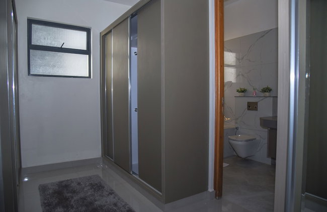 Mira Heights Suite & Conferencing - Photo 17