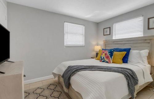 Little Beach House w/ POOL&SPA - 5 minutes to Vanderbilt Beach (Pet Friendly) - Photo 16